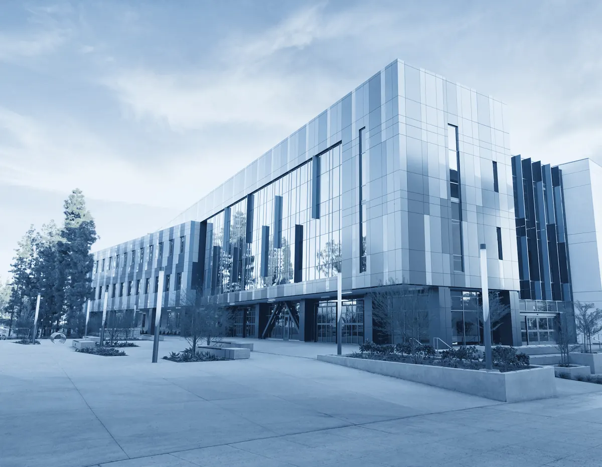 Modernes Bürogebäude mit Metallfassade