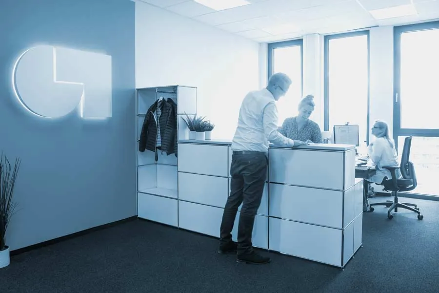 Empfang im Kieler Büro mit beleuchtetem Logo