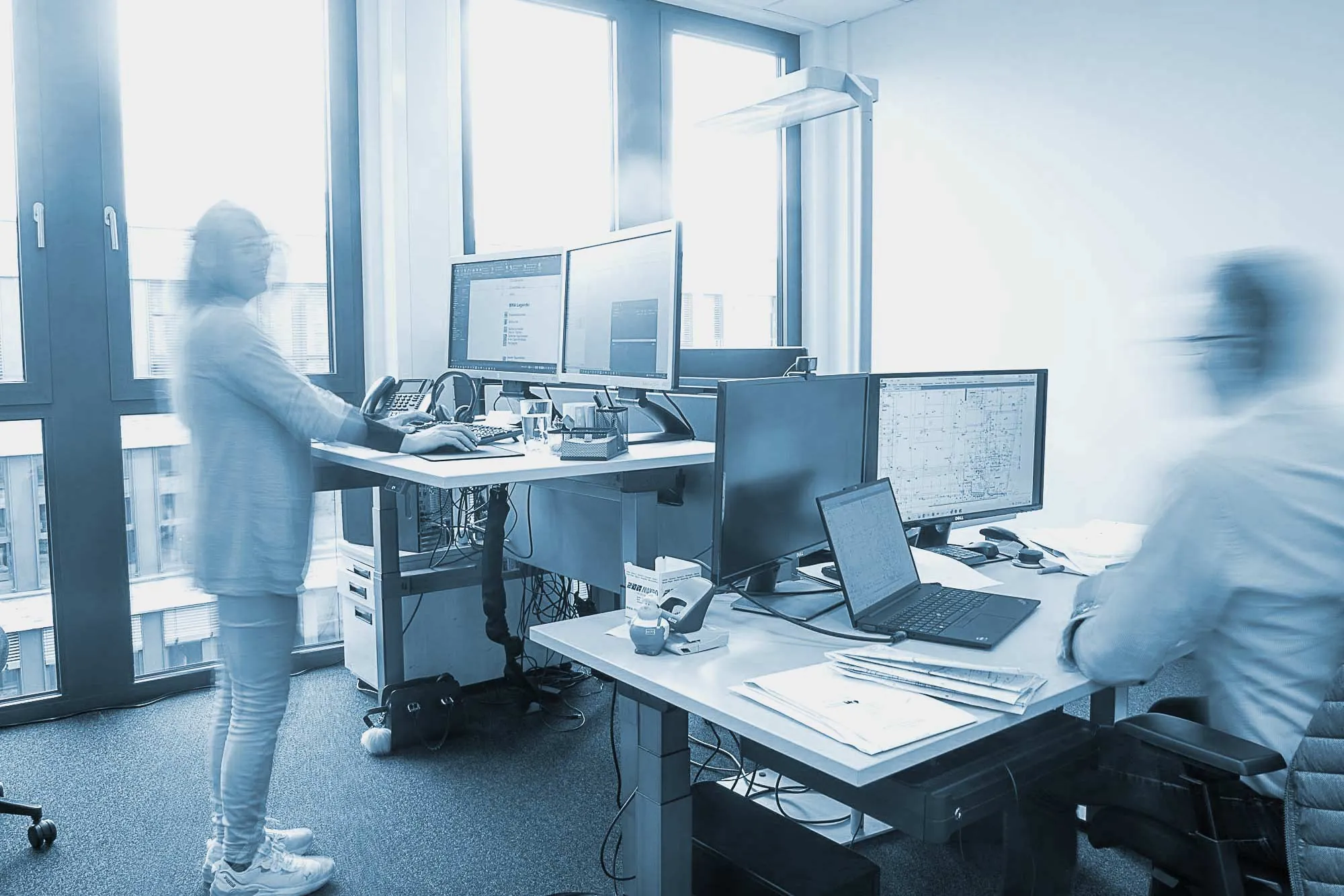 Arbeitsplätze im Büro des Ingenieurteams in Kiel